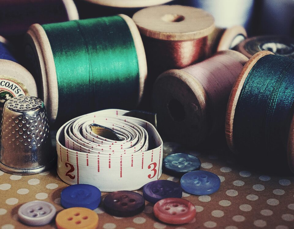 Foto di Suzy Hazelwood: https://www.pexels.com/it-it/foto/bottone-pin-in-colori-assortiti-su-superficie-marrone-1232131/